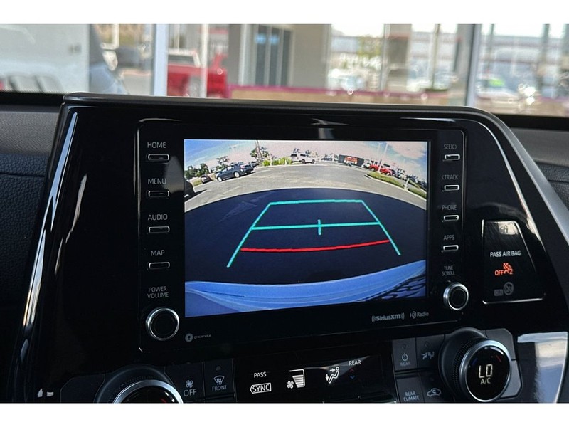 Toyota Highlander Vehicle Full-screen Gallery Image 22
