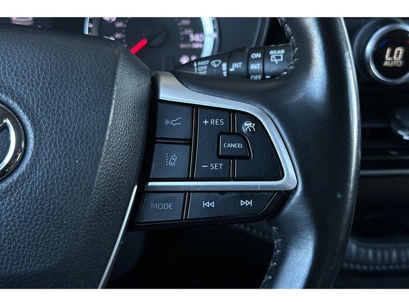 Toyota Highlander Vehicle Full-screen Gallery Image 28