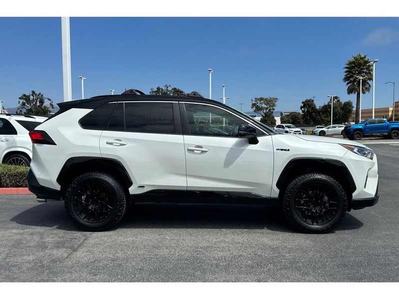 Toyota RAV4 Vehicle Full-screen Gallery Image 03