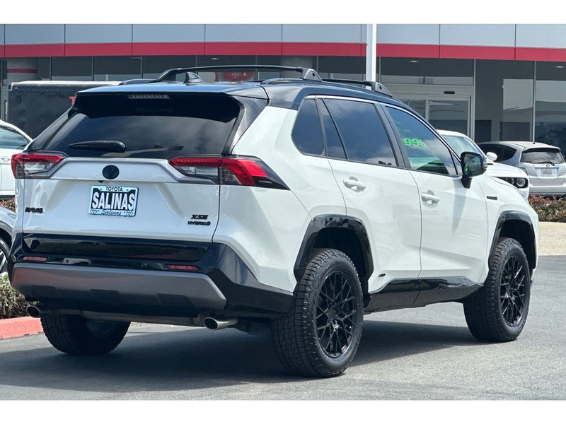 Toyota RAV4 Vehicle Full-screen Gallery Image 04