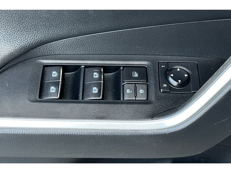 Toyota RAV4 Vehicle Full-screen Gallery Image 12
