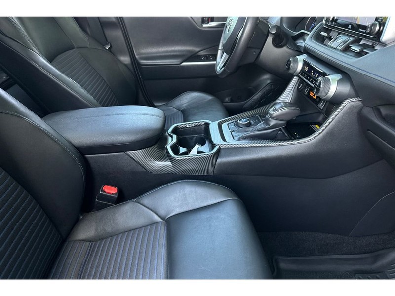Toyota RAV4 Vehicle Full-screen Gallery Image 18