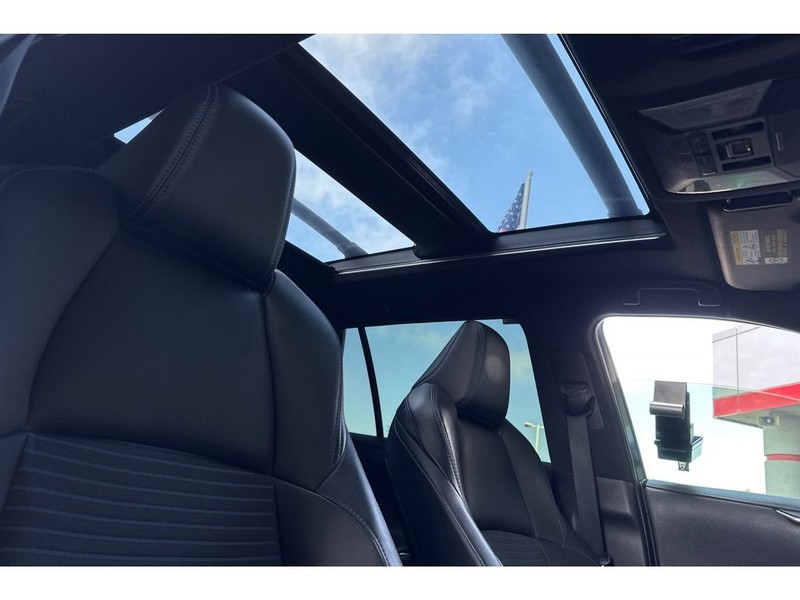 Toyota RAV4 Vehicle Full-screen Gallery Image 19