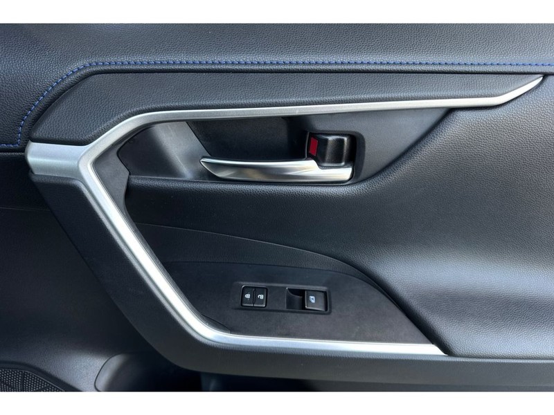 Toyota RAV4 Vehicle Full-screen Gallery Image 20