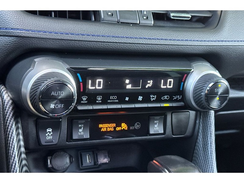 Toyota RAV4 Vehicle Full-screen Gallery Image 25