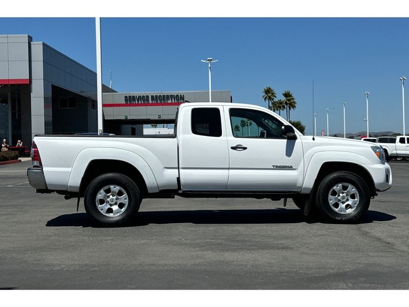 Toyota Tacoma Vehicle Full-screen Gallery Image 03