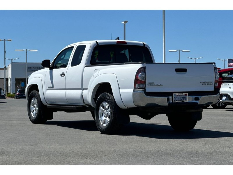 Toyota Tacoma Vehicle Full-screen Gallery Image 06