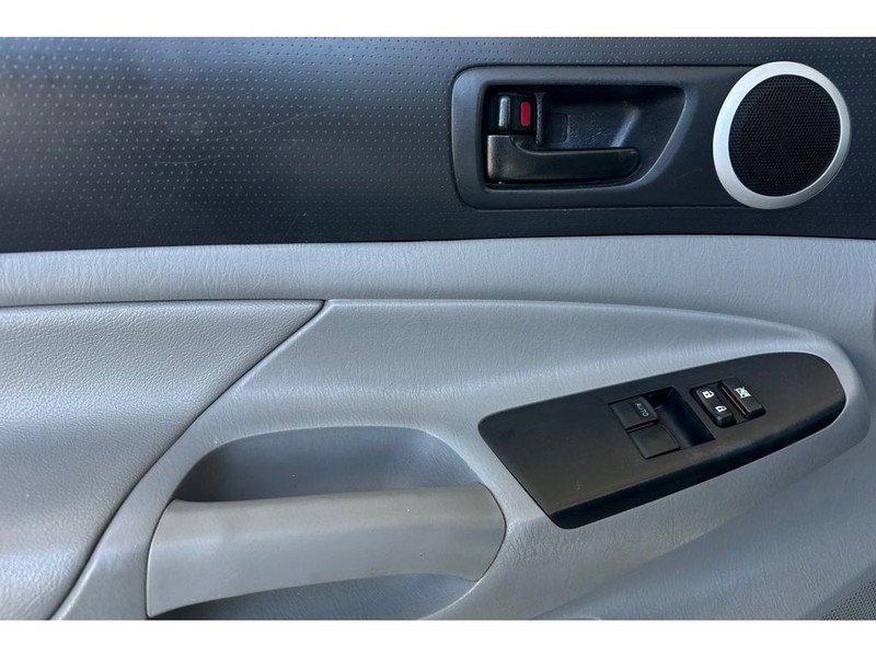 Toyota Tacoma Vehicle Full-screen Gallery Image 11