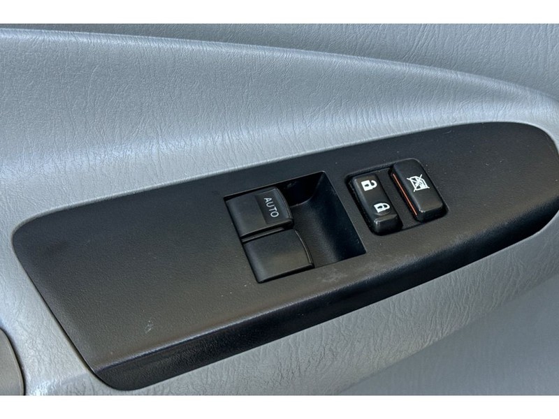 Toyota Tacoma Vehicle Full-screen Gallery Image 12