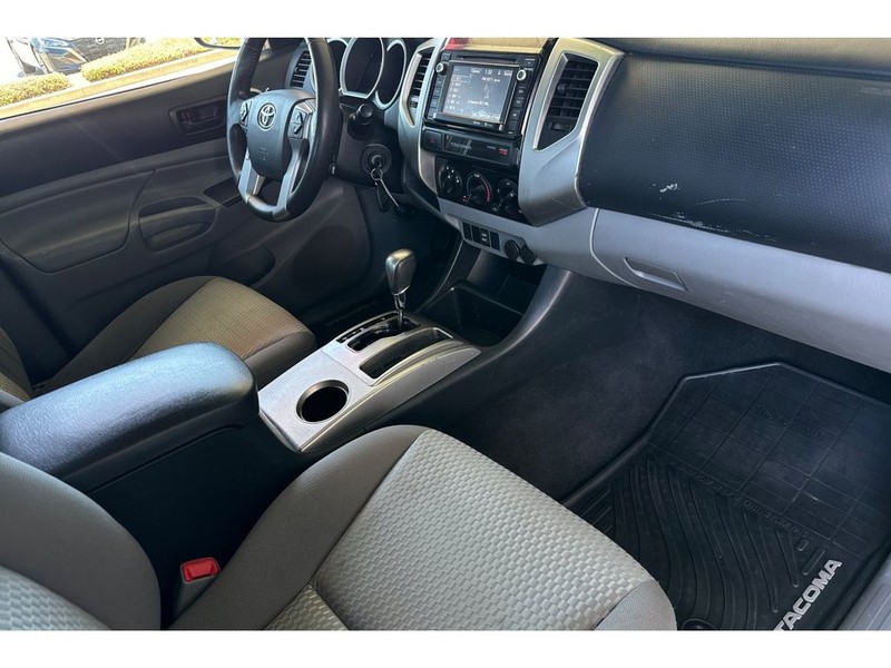Toyota Tacoma Vehicle Full-screen Gallery Image 16