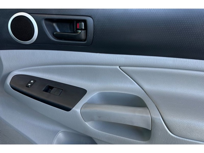 Toyota Tacoma Vehicle Full-screen Gallery Image 17