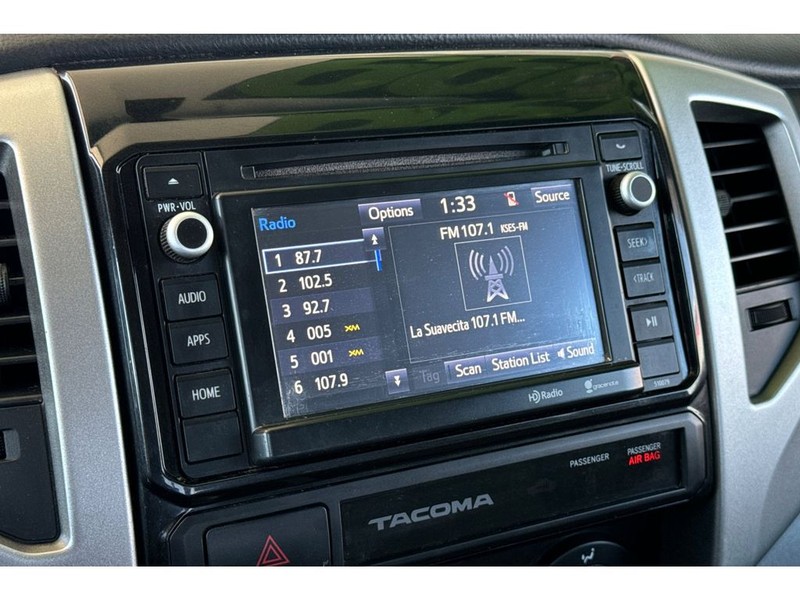 Toyota Tacoma Vehicle Full-screen Gallery Image 18