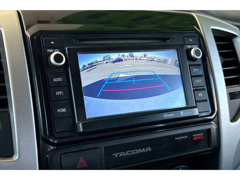 Toyota Tacoma Vehicle Full-screen Gallery Image 19