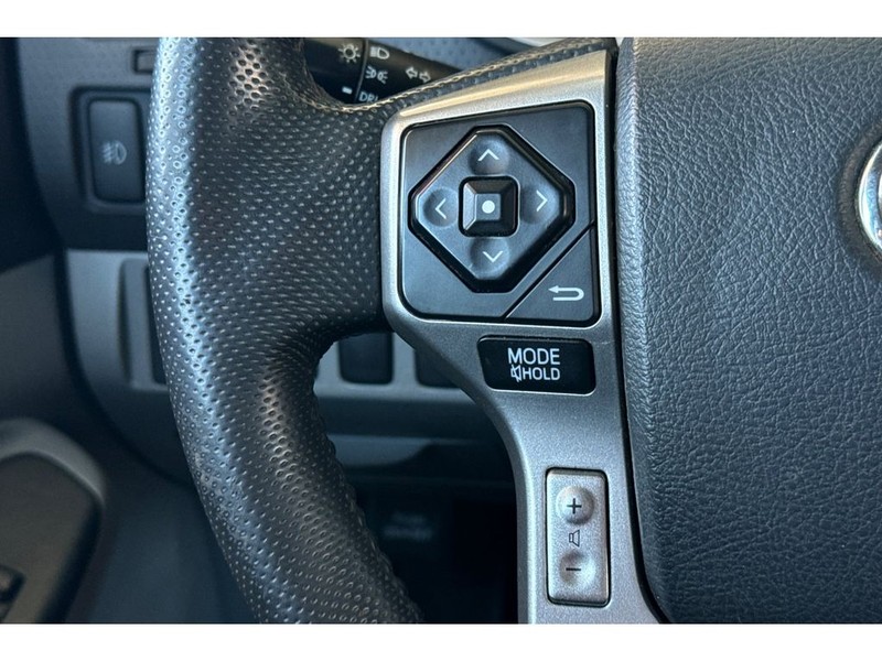 Toyota Tacoma Vehicle Full-screen Gallery Image 24