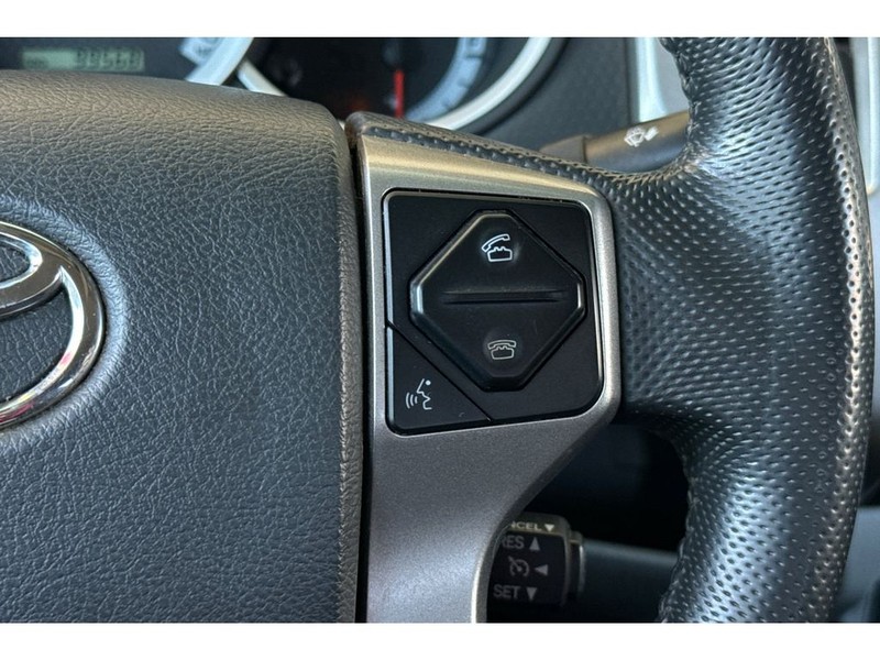 Toyota Tacoma Vehicle Full-screen Gallery Image 25