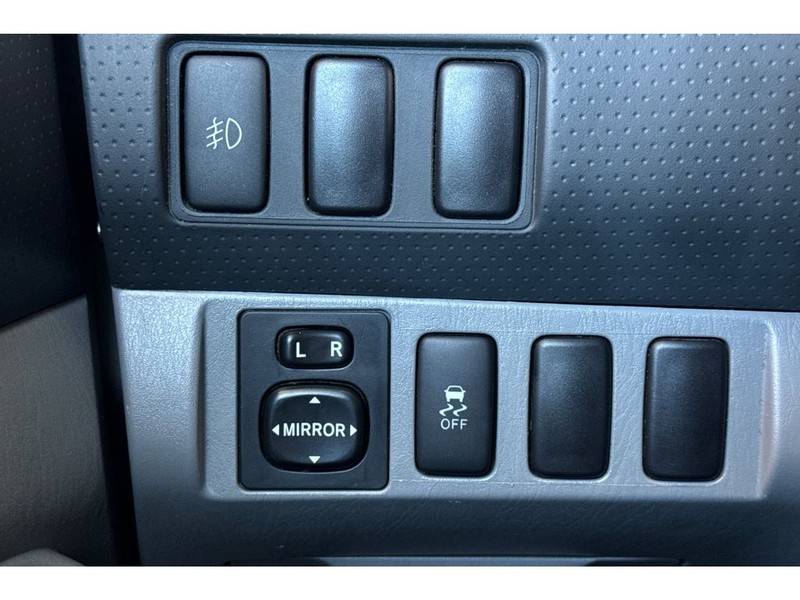 Toyota Tacoma Vehicle Full-screen Gallery Image 28