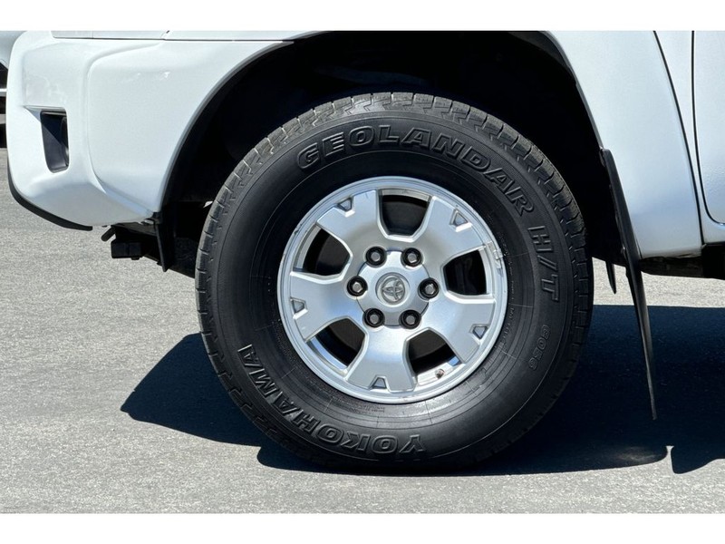 Toyota Tacoma Vehicle Full-screen Gallery Image 29