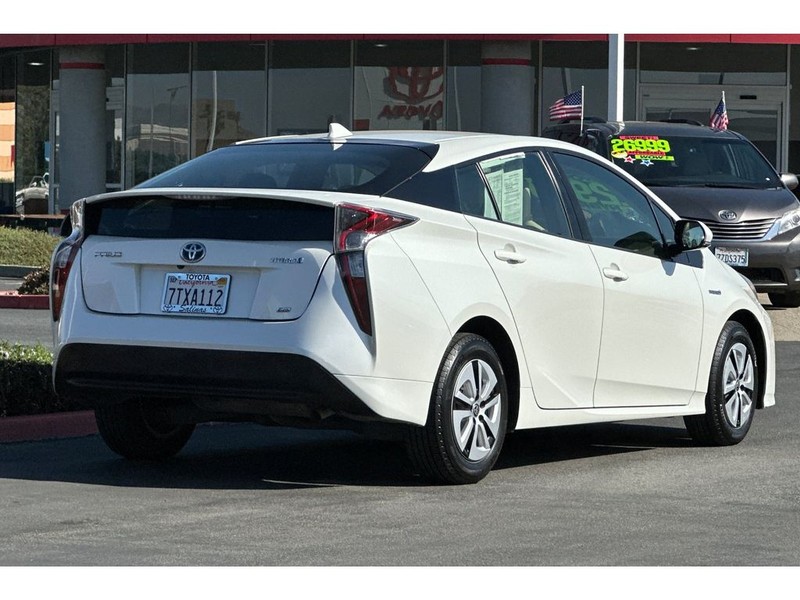 Toyota Prius Vehicle Full-screen Gallery Image 04
