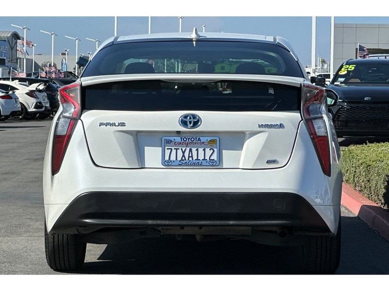 Toyota Prius Vehicle Full-screen Gallery Image 05