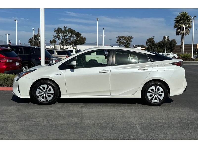 Toyota Prius Vehicle Full-screen Gallery Image 07