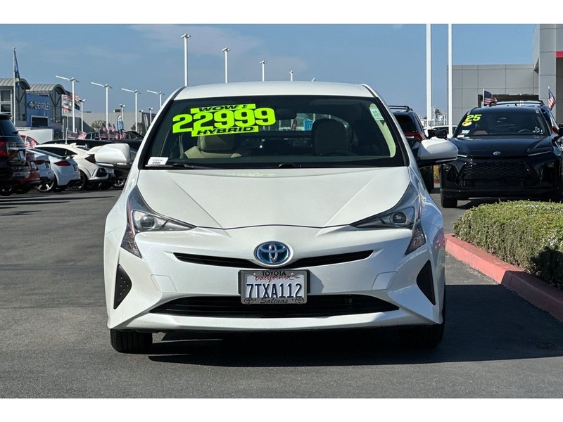 Toyota Prius Vehicle Full-screen Gallery Image 09