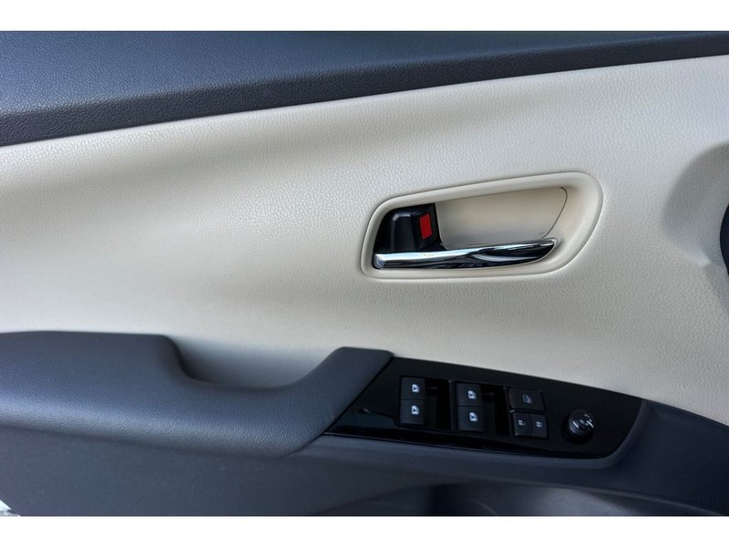 Toyota Prius Vehicle Full-screen Gallery Image 11