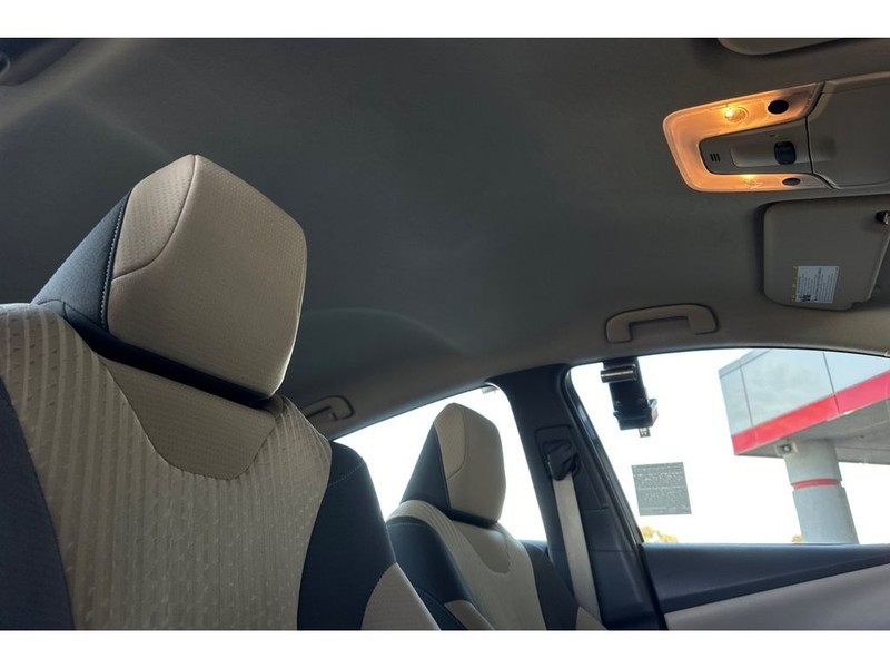 Toyota Prius Vehicle Full-screen Gallery Image 18