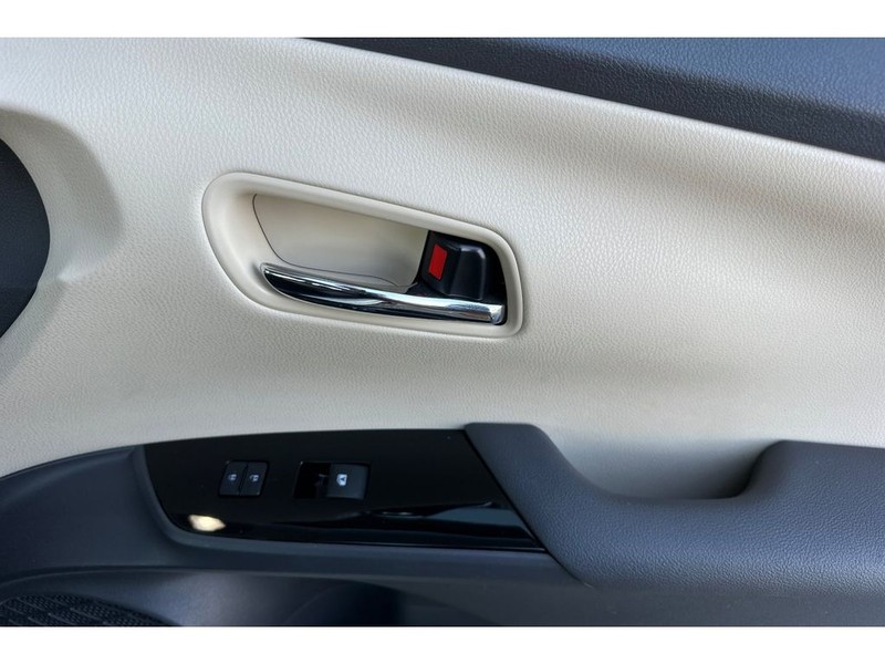 Toyota Prius Vehicle Full-screen Gallery Image 19