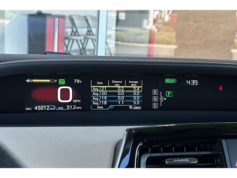 Toyota Prius Vehicle Full-screen Gallery Image 28