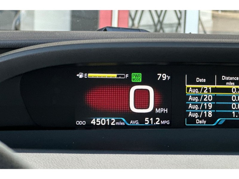 Toyota Prius Vehicle Full-screen Gallery Image 29