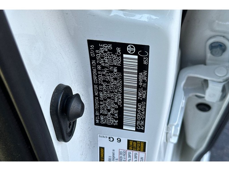Toyota Prius Vehicle Full-screen Gallery Image 33