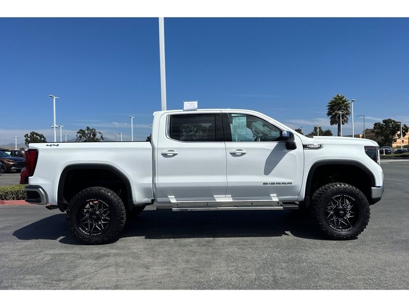 GMC Sierra Vehicle Full-screen Gallery Image 03