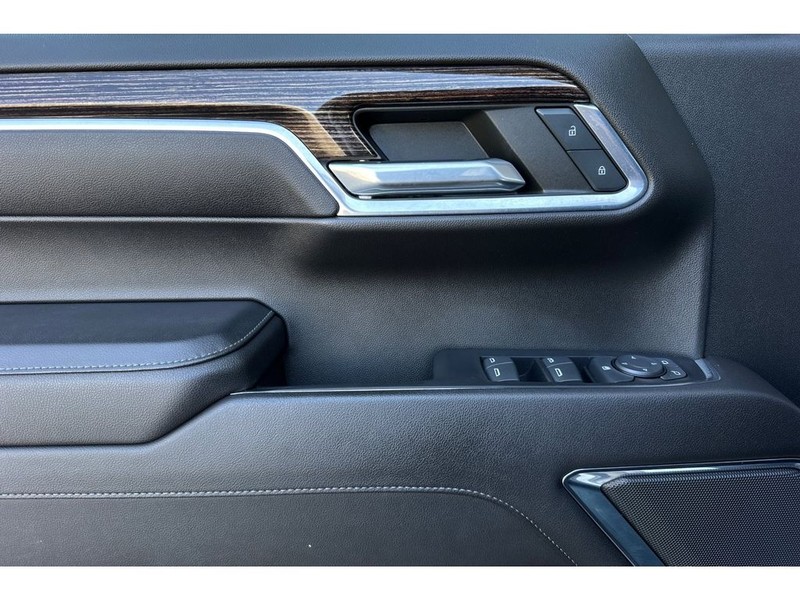 GMC Sierra Vehicle Full-screen Gallery Image 11