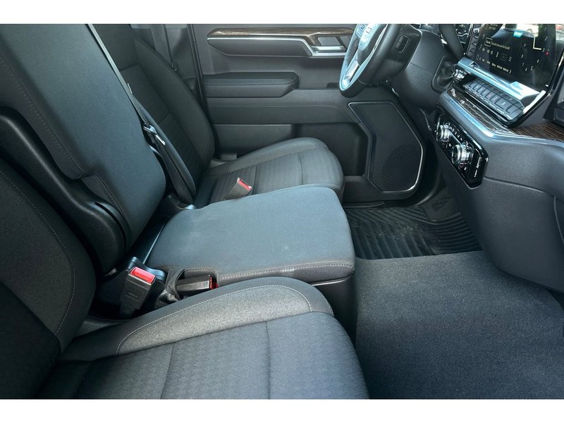 GMC Sierra Vehicle Full-screen Gallery Image 17