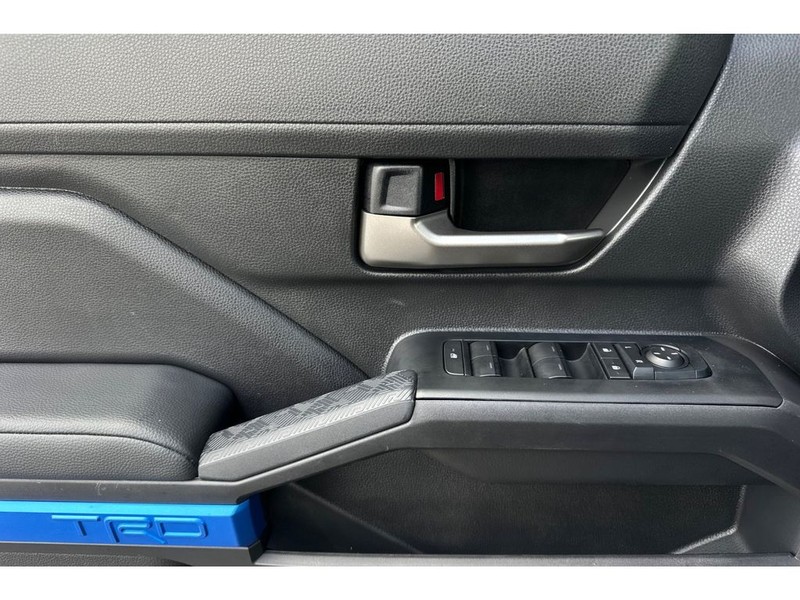 Toyota Tacoma Vehicle Full-screen Gallery Image 11