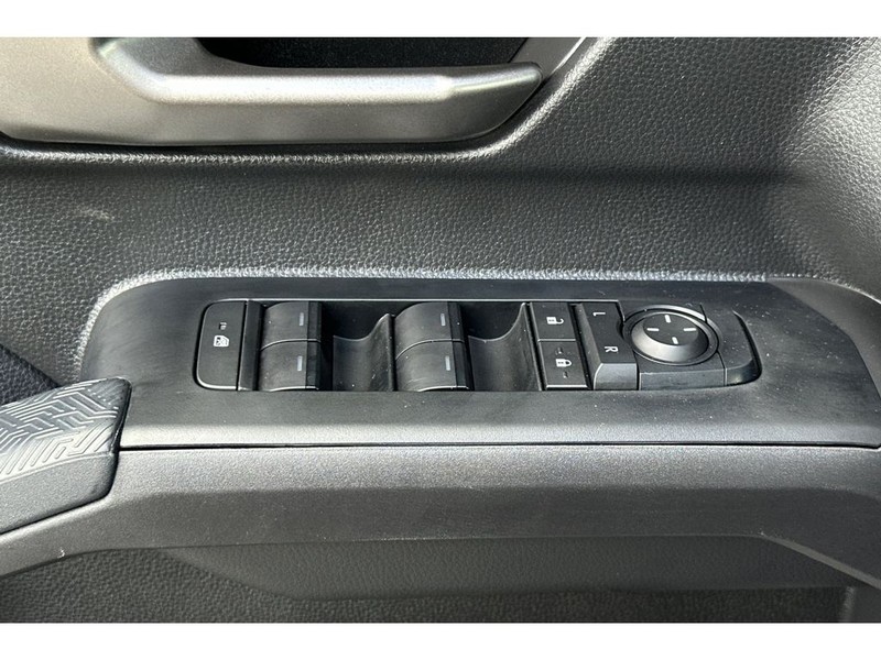 Toyota Tacoma Vehicle Full-screen Gallery Image 12