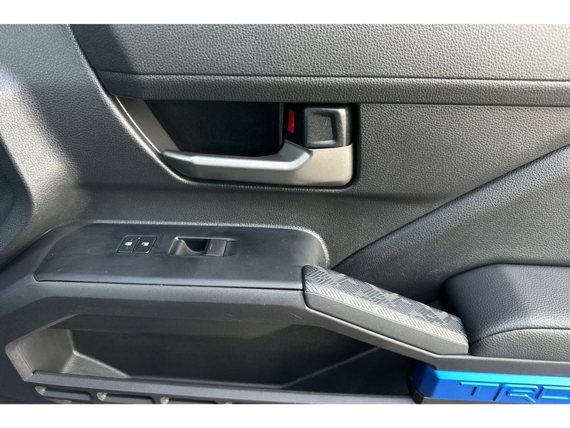 Toyota Tacoma Vehicle Full-screen Gallery Image 18