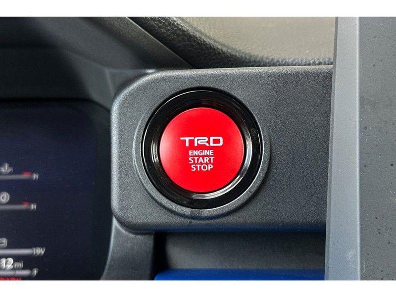 Toyota Tacoma Vehicle Full-screen Gallery Image 23