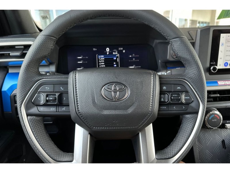 Toyota Tacoma Vehicle Full-screen Gallery Image 24