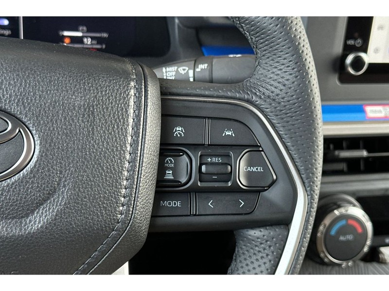 Toyota Tacoma Vehicle Full-screen Gallery Image 26