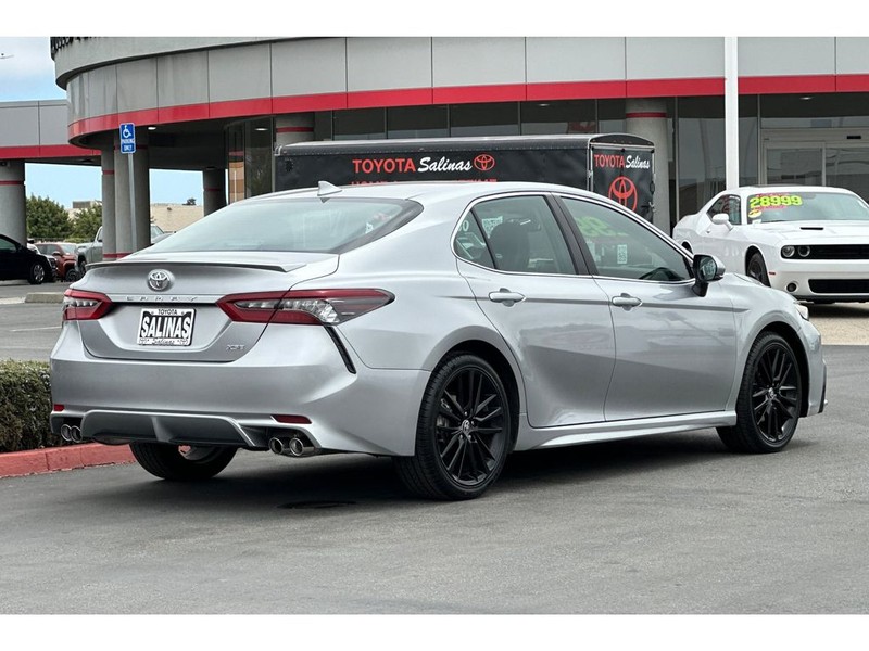 Toyota Camry Vehicle Full-screen Gallery Image 04