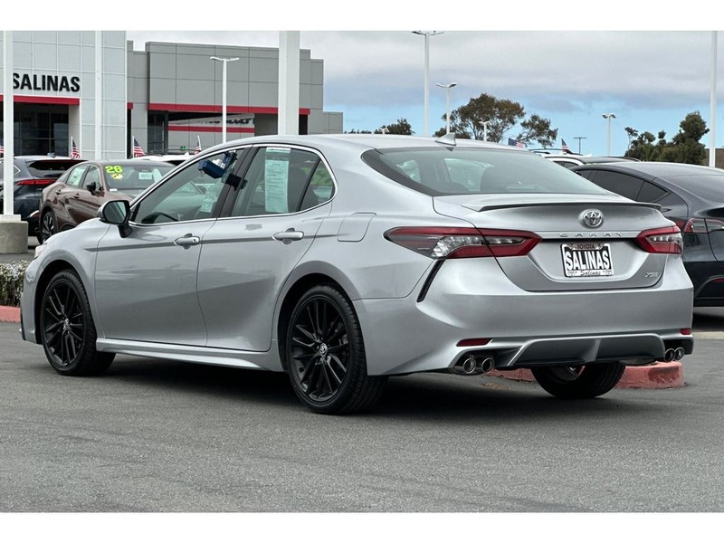 Toyota Camry Vehicle Full-screen Gallery Image 06