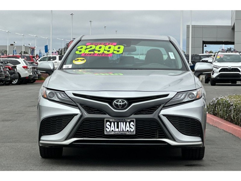 Toyota Camry Vehicle Full-screen Gallery Image 09