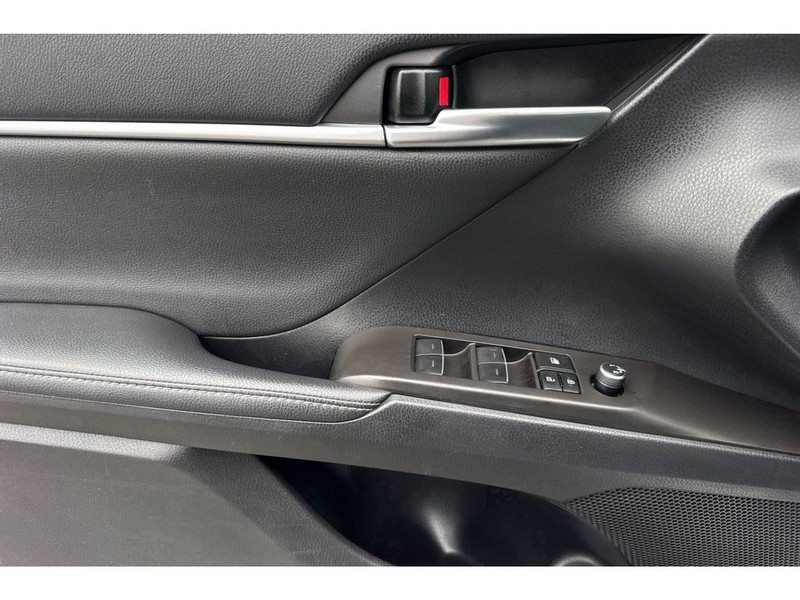 Toyota Camry Vehicle Full-screen Gallery Image 11