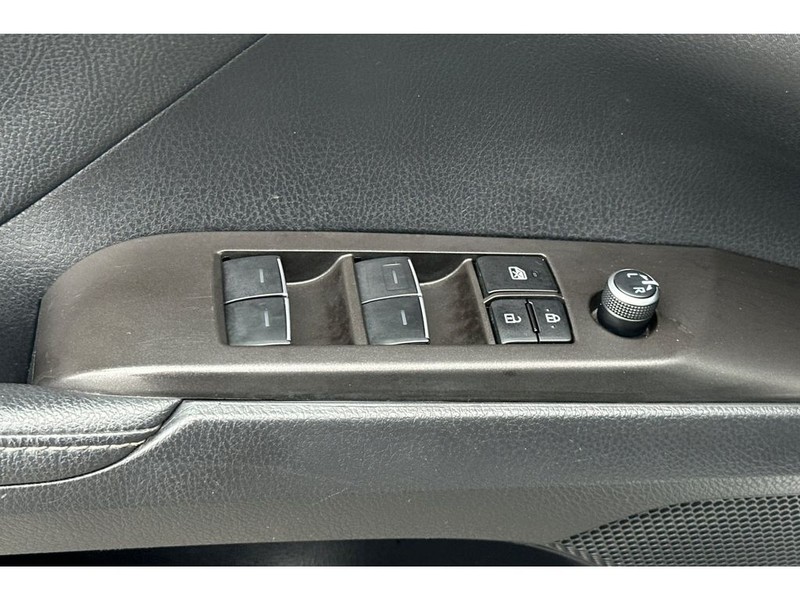 Toyota Camry Vehicle Full-screen Gallery Image 12