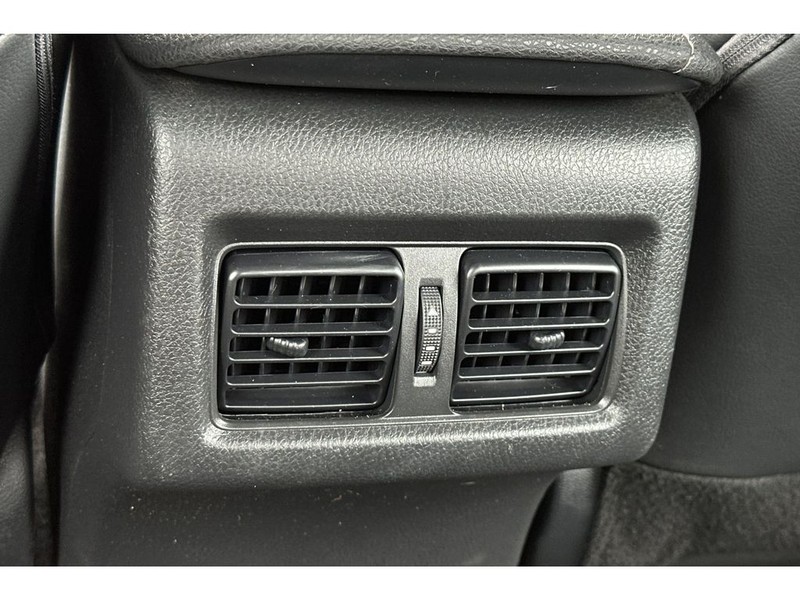 Toyota Camry Vehicle Full-screen Gallery Image 14
