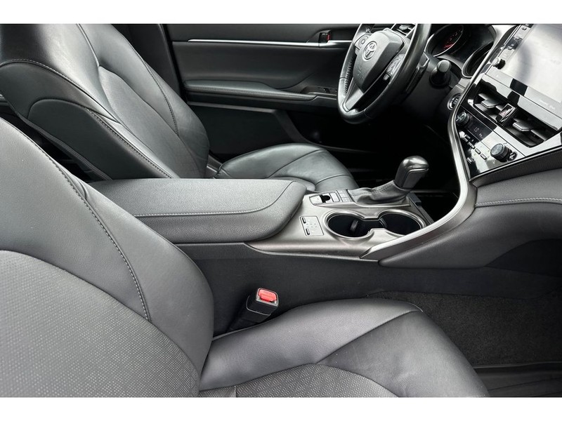 Toyota Camry Vehicle Full-screen Gallery Image 17