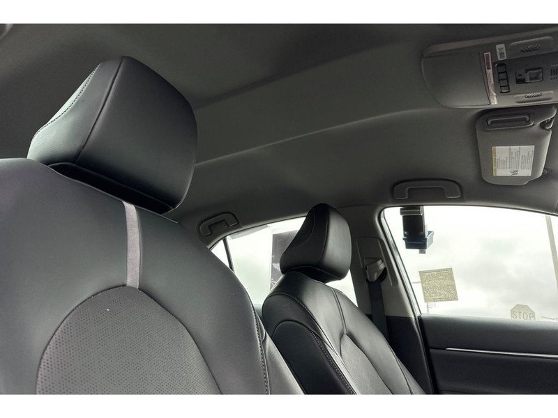 Toyota Camry Vehicle Full-screen Gallery Image 18