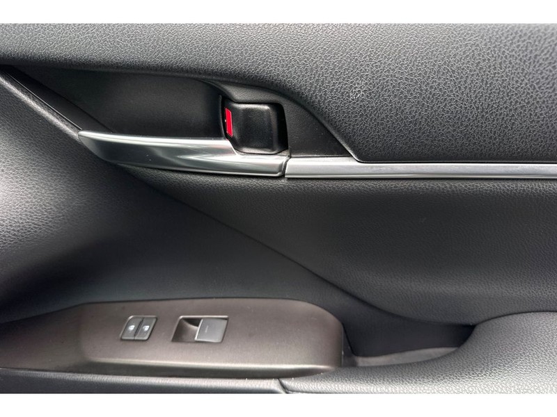 Toyota Camry Vehicle Full-screen Gallery Image 19