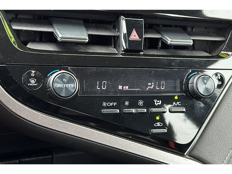 Toyota Camry Vehicle Full-screen Gallery Image 22